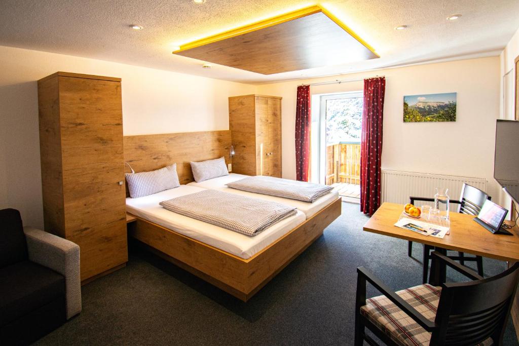A bed or beds in a room at Das Kleemanns