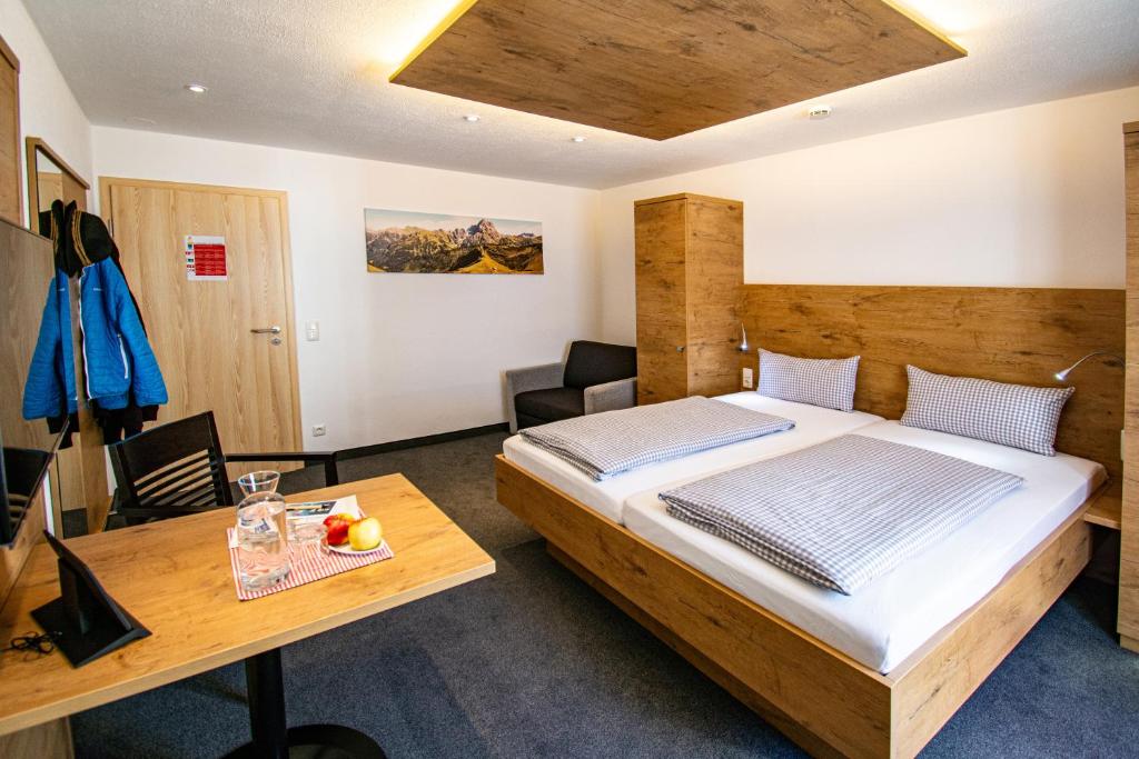 A bed or beds in a room at Das Kleemanns