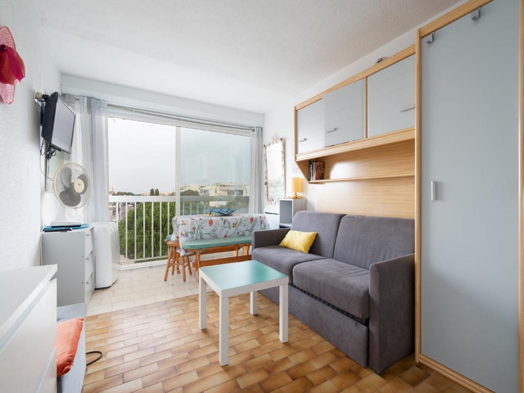 un salon avec un canapé et une table dans l'établissement Citadelle du Soleil N 164 - ST4, au Grau-du-Roi