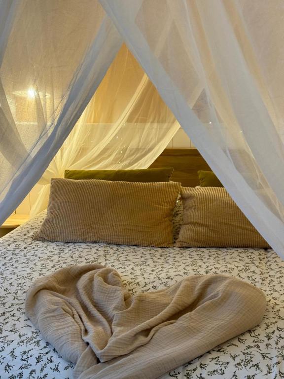 Postel nebo postele na pokoji v ubytování Ma cabane à oiseaux