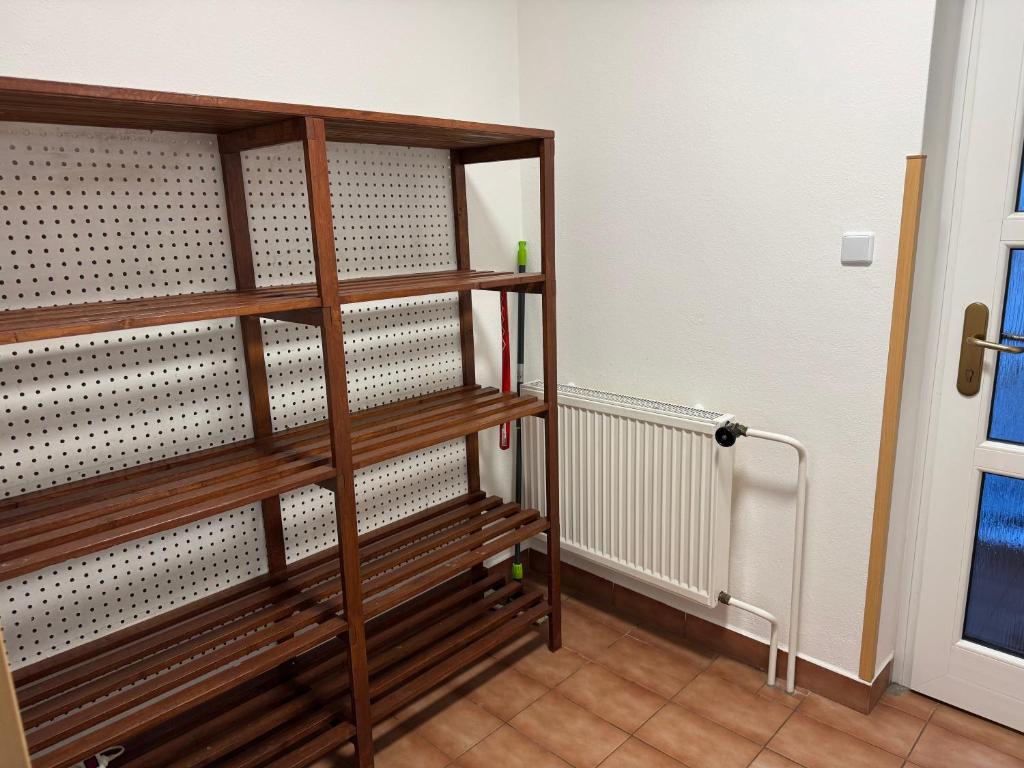 Palanda nebo palandy na pokoji v ubytování Penzion Lukeš