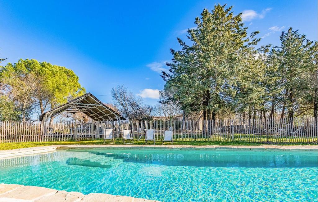 une piscine en face d'une clôture dans l'établissement Amazing Home In Le Rouet With Wifi, à Notre-Dame-de-Londres