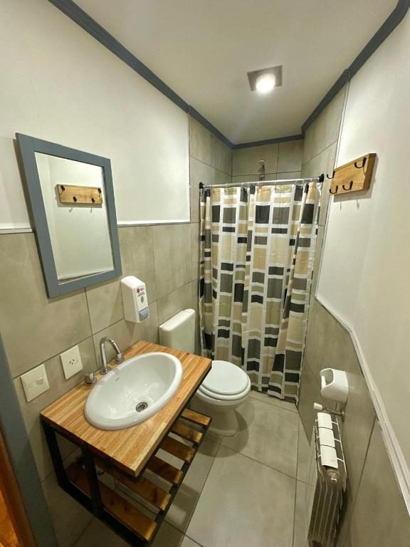 Koupelna v ubytování LAKU Hostel
