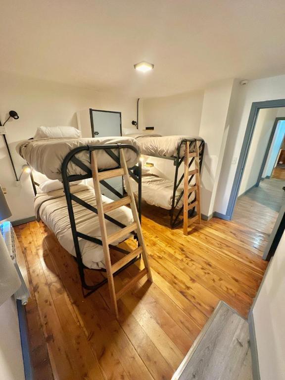 Postel nebo postele na pokoji v ubytování LAKU Hostel