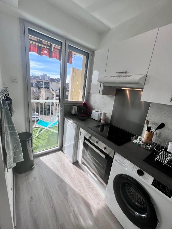 Kuchyňa alebo kuchynka v ubytovaní Casa Bert - T2 avec Parking&Balcon en Centre Ville