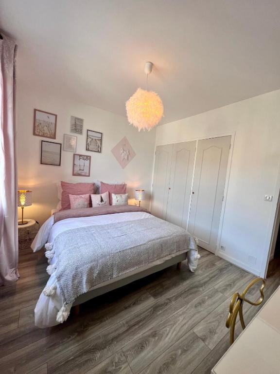 Posteľ alebo postele v izbe v ubytovaní Casa Bert - T2 avec Parking&Balcon en Centre Ville