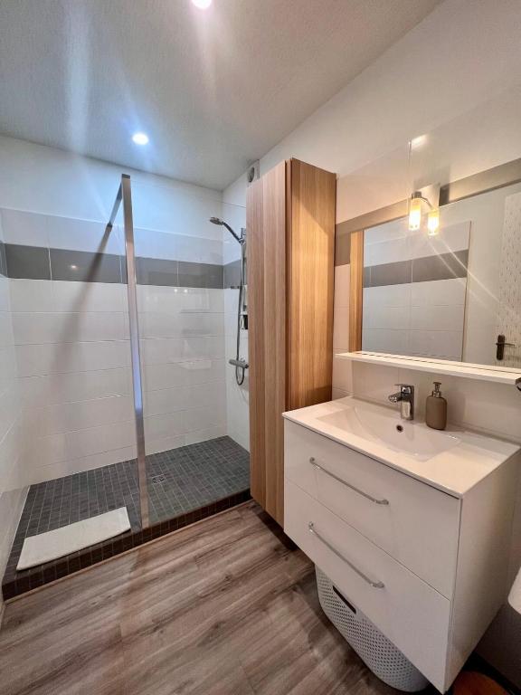 Kúpeľňa v ubytovaní Casa Bert - T2 avec Parking&Balcon en Centre Ville