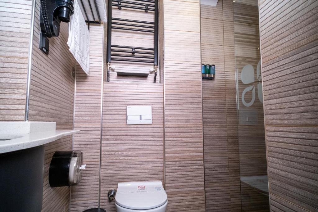 Koupelna v ubytování Grand CLOVER Hotel