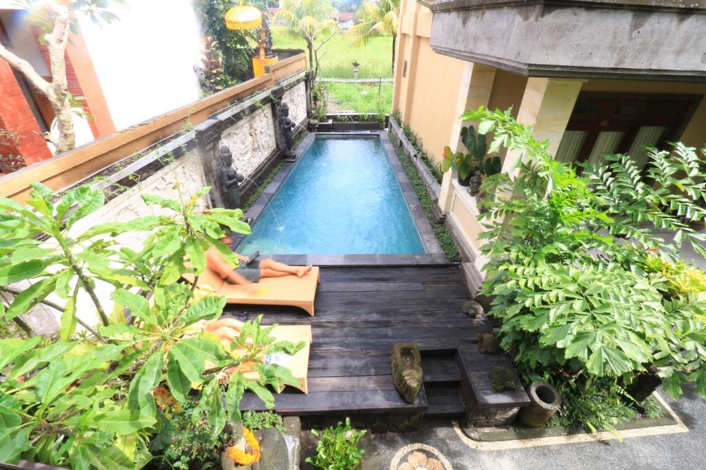 Una vista aérea de una piscina en un jardín. en Frangipani Bungalow, en Ubud