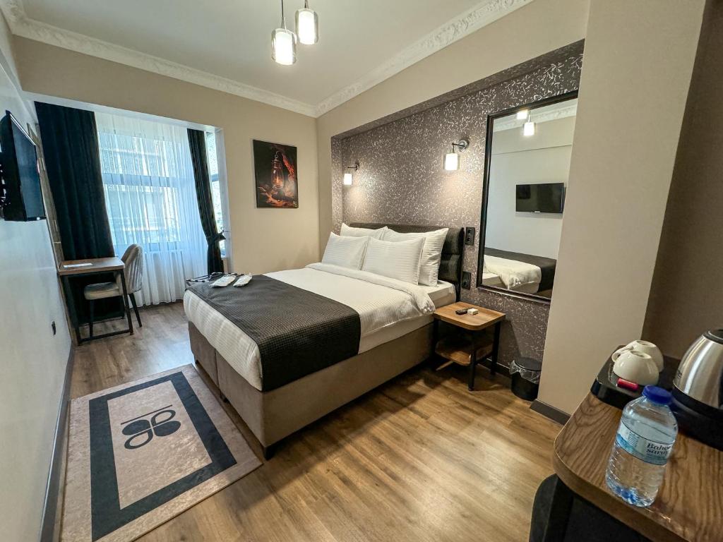 Postel nebo postele na pokoji v ubytování Grand CLOVER Hotel