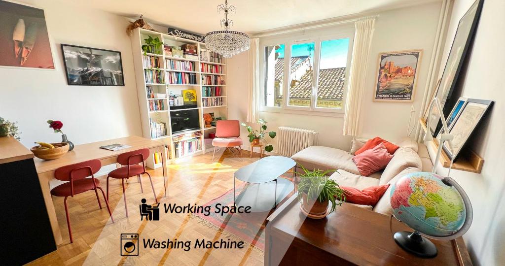 un salon avec un canapé, une table et un bureau dans l'établissement Rooftop VIEW - Elevator - Hypercenter, à Avignon