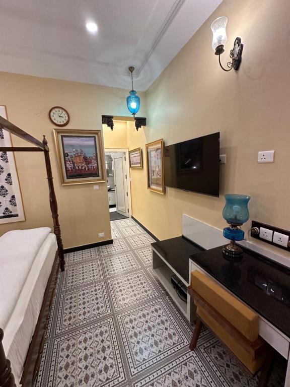 TV a/nebo společenská místnost v ubytování The Coral Court Homestay