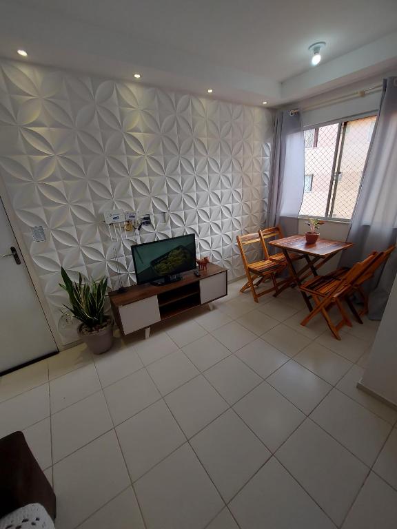 a living room with a tv and a table at Condomínio São Francisco in Petrolina