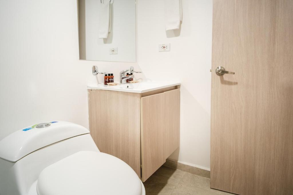un bagno con un water e un lavandino di Palermo Home Bogota & Art Gallery a Bogotá