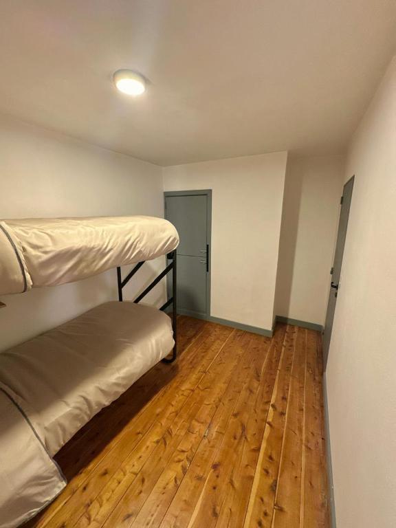 Postel nebo postele na pokoji v ubytování LAKU Hostel