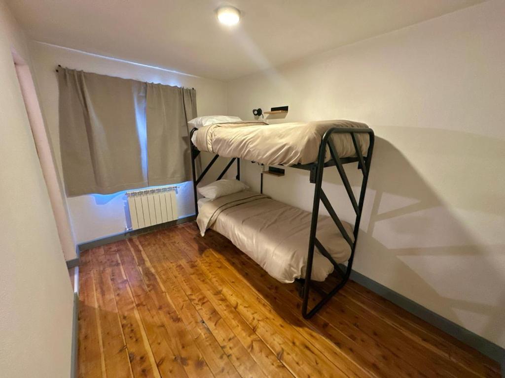 Postel nebo postele na pokoji v ubytování LAKU Hostel