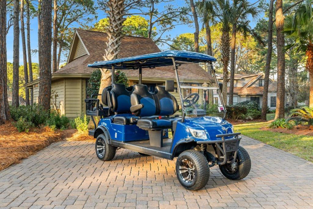 einem Golfwagen, der vor einem Haus parkt in der Unterkunft Fairways 228 &quot;Bluegrass Bungalow&quot; in Destin