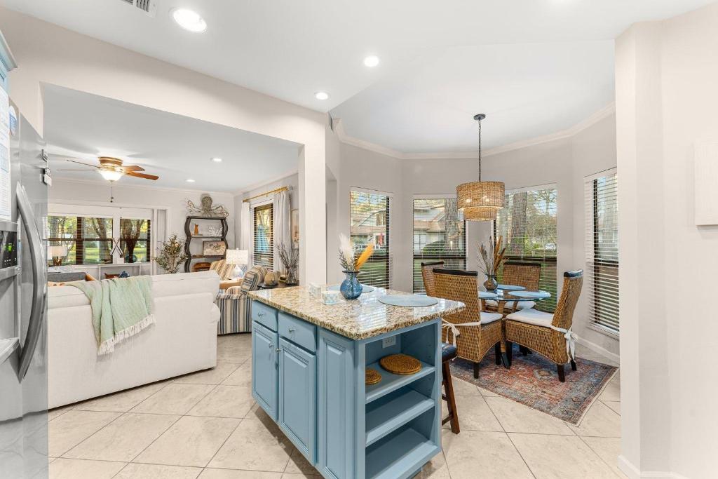 eine Küche und ein Wohnzimmer mit einer blauen Insel in der Unterkunft Fairways 228 &quot;Bluegrass Bungalow&quot; in Destin
