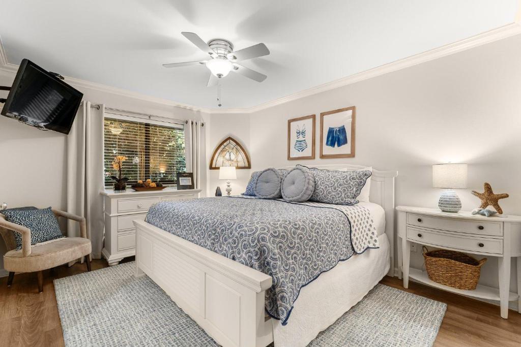 Ein Bett oder Betten in einem Zimmer der Unterkunft Fairways 228 &quot;Bluegrass Bungalow&quot;