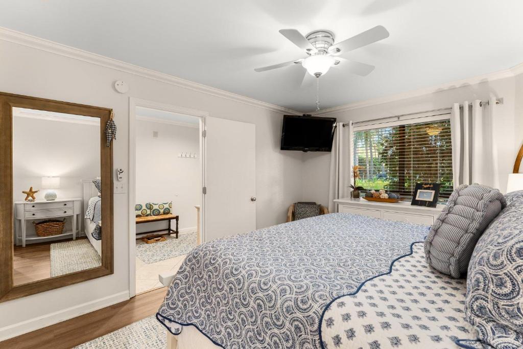 Ein Bett oder Betten in einem Zimmer der Unterkunft Fairways 228 &quot;Bluegrass Bungalow&quot;