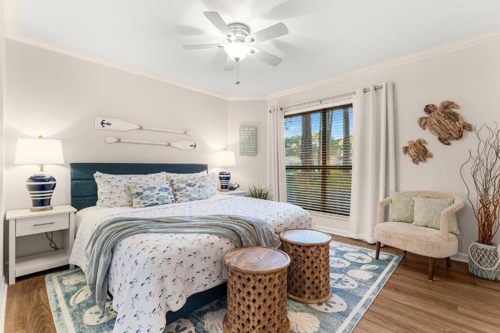 Ein Bett oder Betten in einem Zimmer der Unterkunft Fairways 228 &quot;Bluegrass Bungalow&quot;