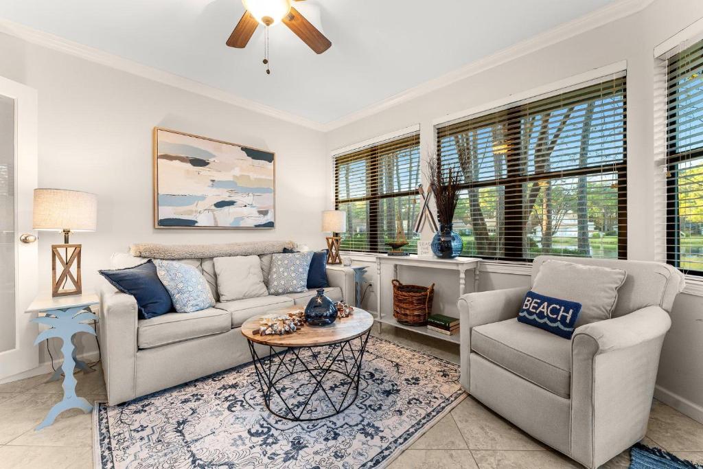 Ein Sitzbereich in der Unterkunft Fairways 228 &quot;Bluegrass Bungalow&quot;