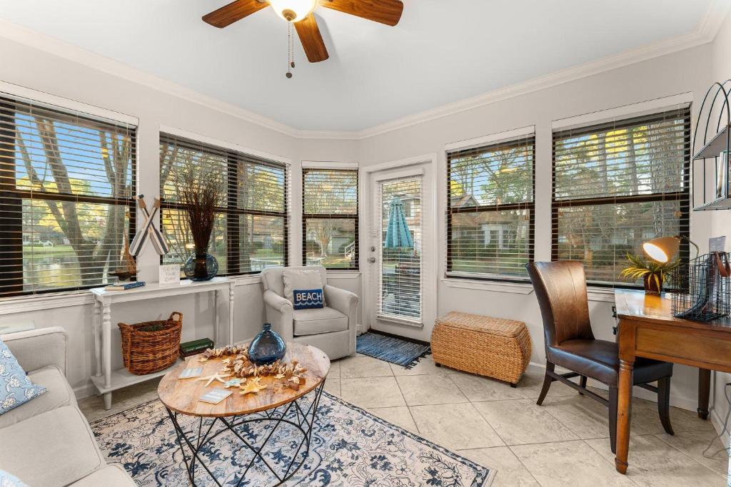 Ein Sitzbereich in der Unterkunft Fairways 228 &quot;Bluegrass Bungalow&quot;