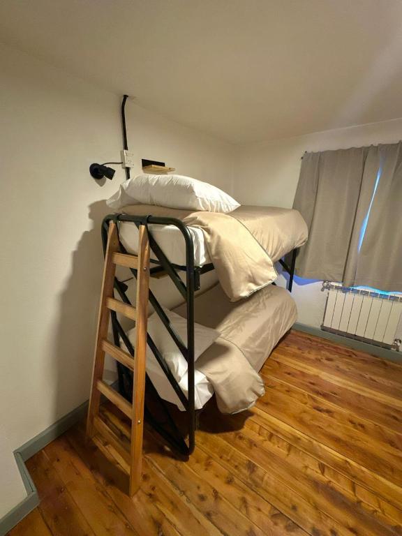 Postel nebo postele na pokoji v ubytování LAKU Hostel