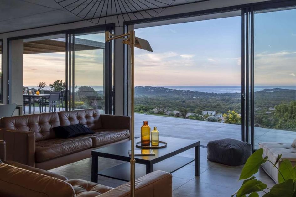 un salon avec un canapé et une table dans l'établissement family villa, beautiful open sea view & scrubland, à Conca