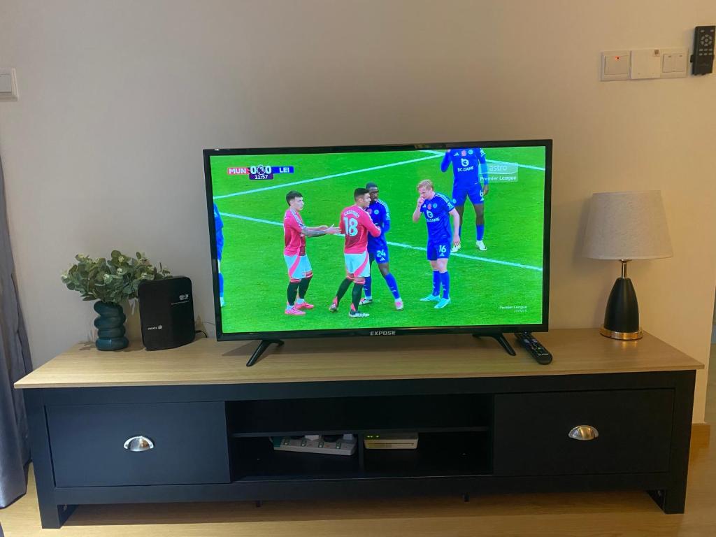 TV a/nebo společenská místnost v ubytování KaiSplash Splashmania Gamuda Cove