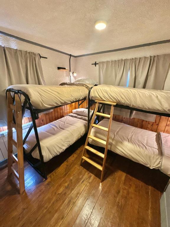 Postel nebo postele na pokoji v ubytování LAKU Hostel