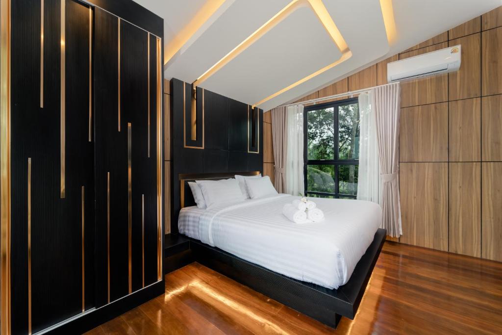 Postel nebo postele na pokoji v ubytování High Tree Resort, Krabi