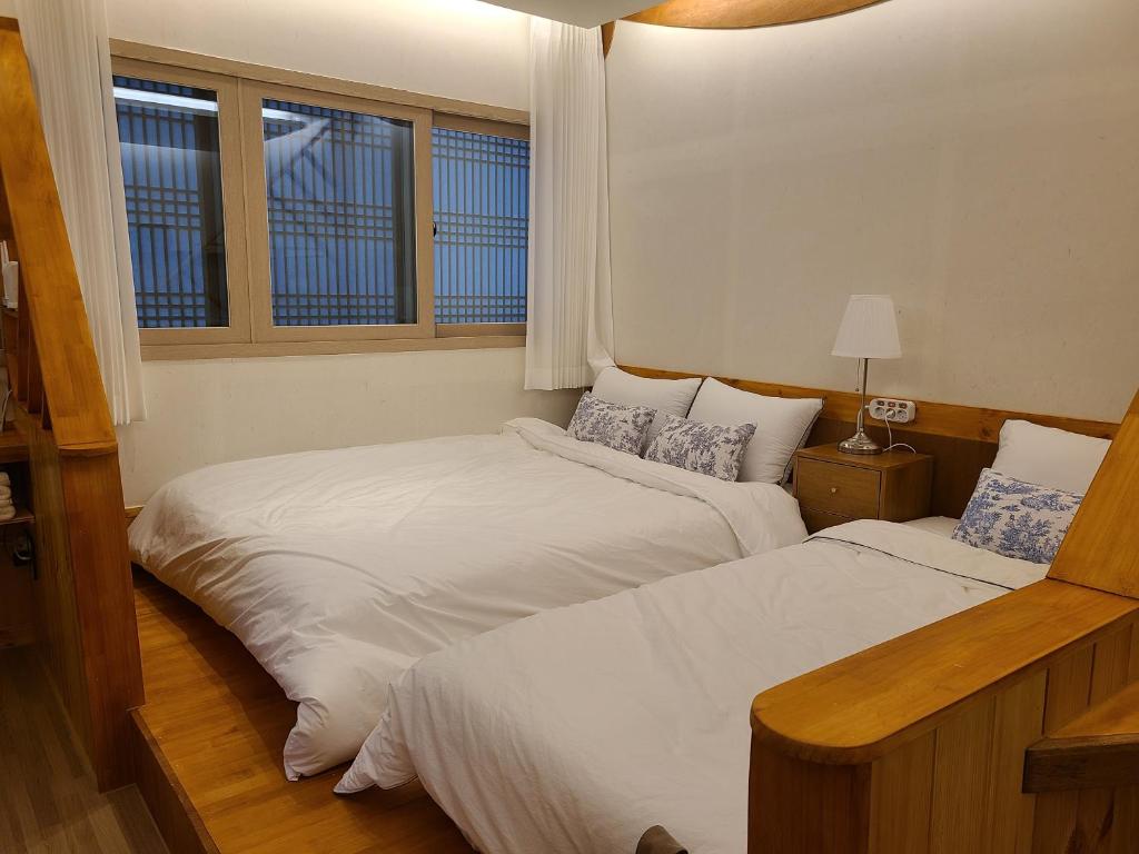 Postel nebo postele na pokoji v ubytování Hanok stay Mokhyang