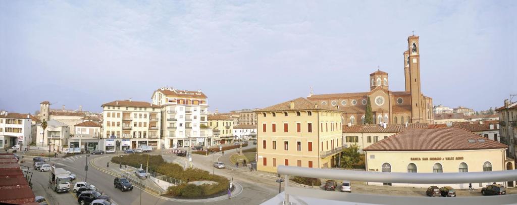 Nespecifikovaný výhled na destinaci Bassano del Grappa nebo výhled na město při pohledu z hotelu