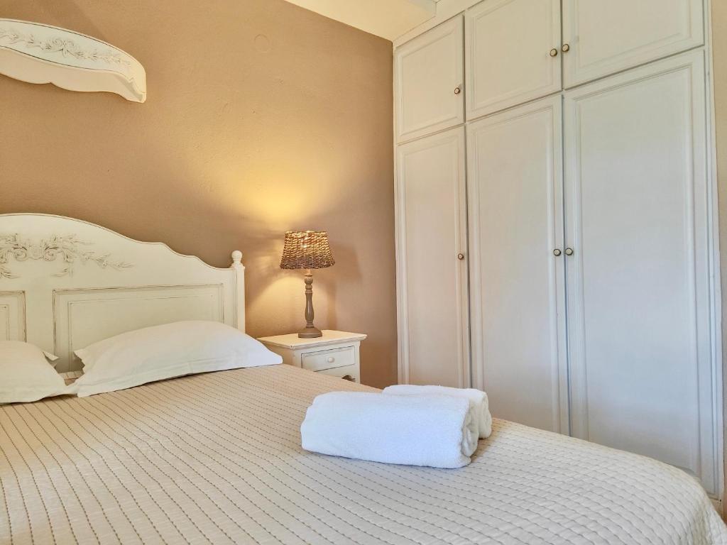 Postel nebo postele na pokoji v ubytování Porto Koundouros Beach and Villas
