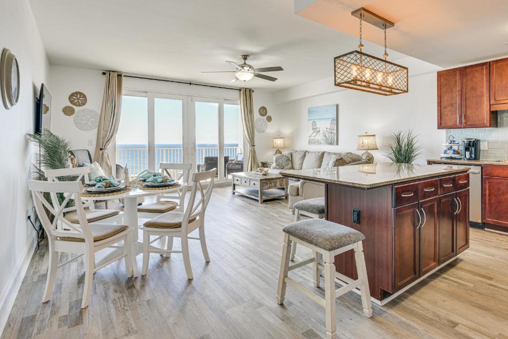 une cuisine et un salon avec une table et des chaises dans l'établissement Ocean Oasis PCB Condo with Balcony and Beach Views!, à Panama City Beach
