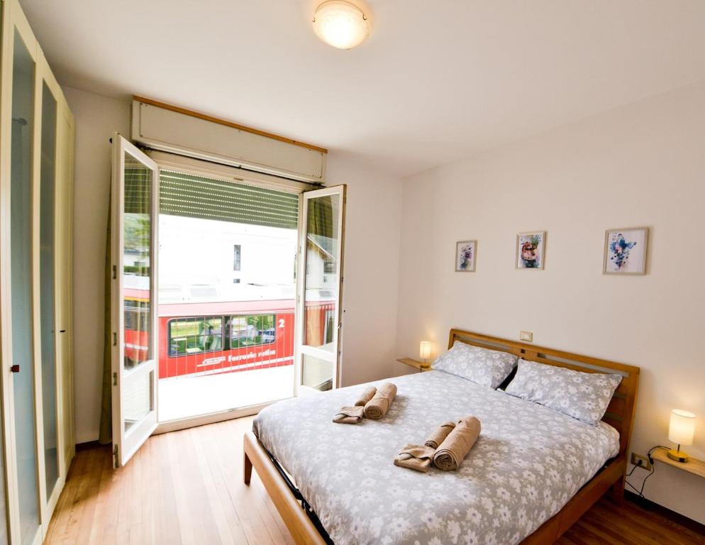 ティラーノにあるAlp Grüm Apartment - 8 min walk to Bernina Expressのベッドルーム1室(靴2本付)
