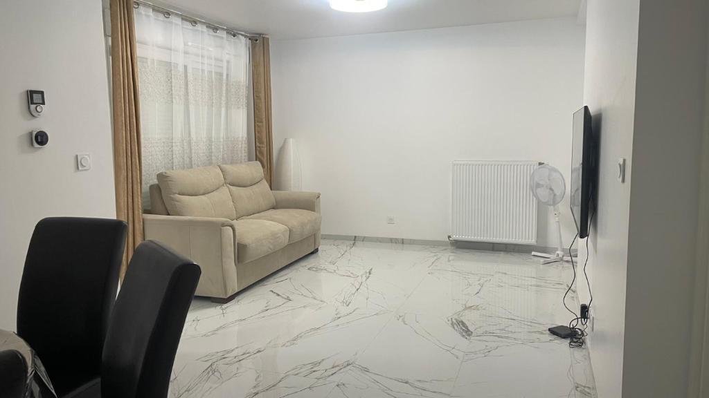 TV a/nebo společenská místnost v ubytování Maison type appartement RDC