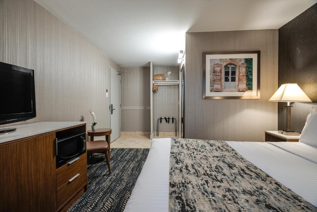 TV a/nebo společenská místnost v ubytování Monte Carlo Inn Toronto West Suites