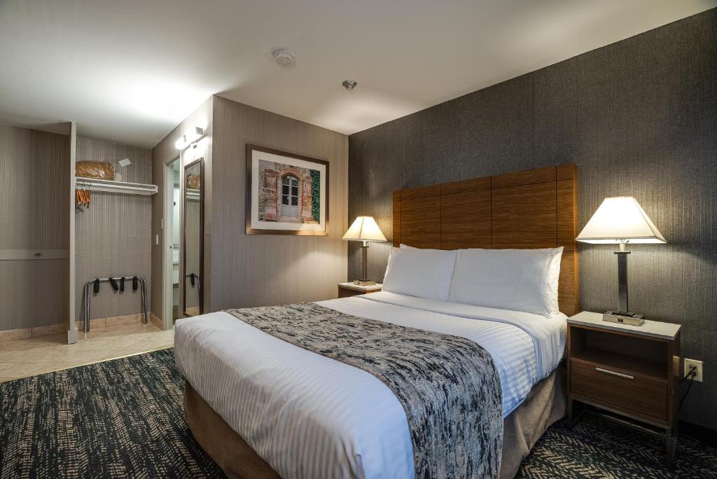 Postel nebo postele na pokoji v ubytování Monte Carlo Inn Toronto West Suites