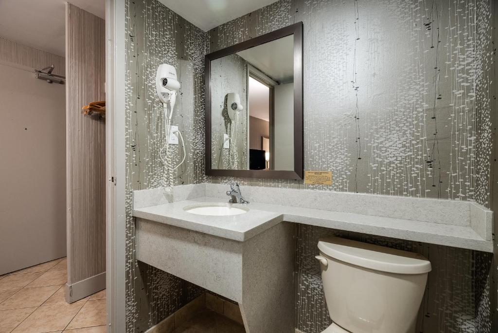 Koupelna v ubytování Monte Carlo Inn Toronto West Suites