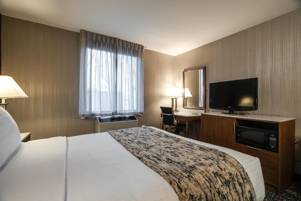 Postel nebo postele na pokoji v ubytování Monte Carlo Inn Toronto West Suites