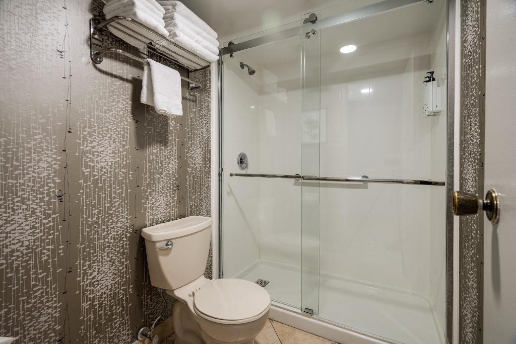 Koupelna v ubytování Monte Carlo Inn Toronto West Suites
