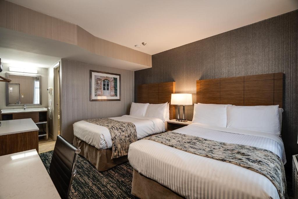 Postel nebo postele na pokoji v ubytování Monte Carlo Inn Toronto West Suites