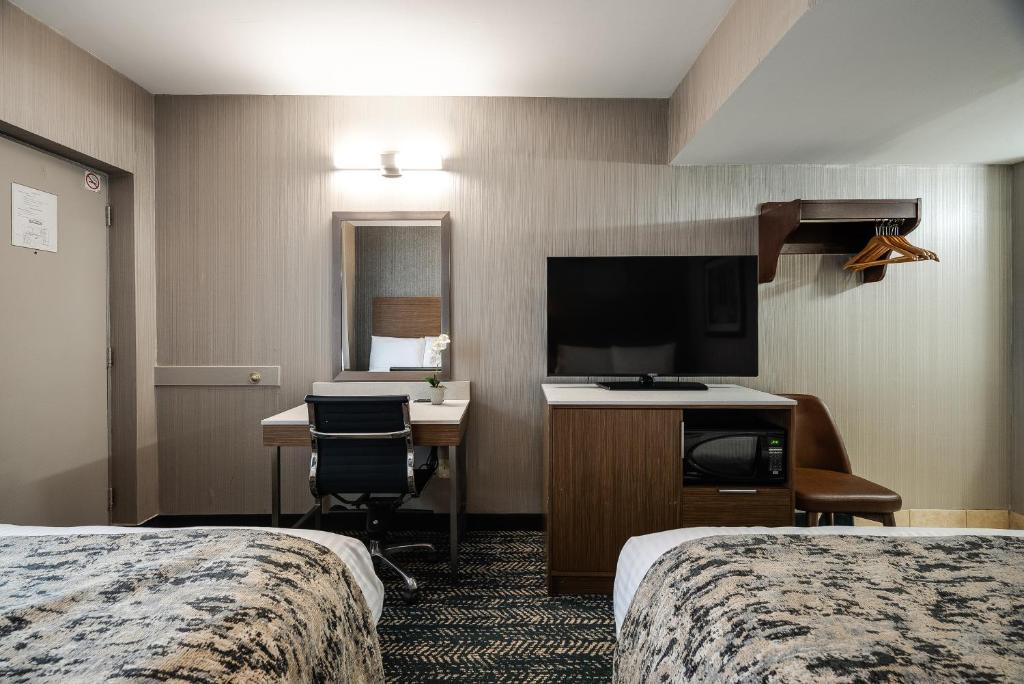 Postel nebo postele na pokoji v ubytování Monte Carlo Inn Toronto West Suites
