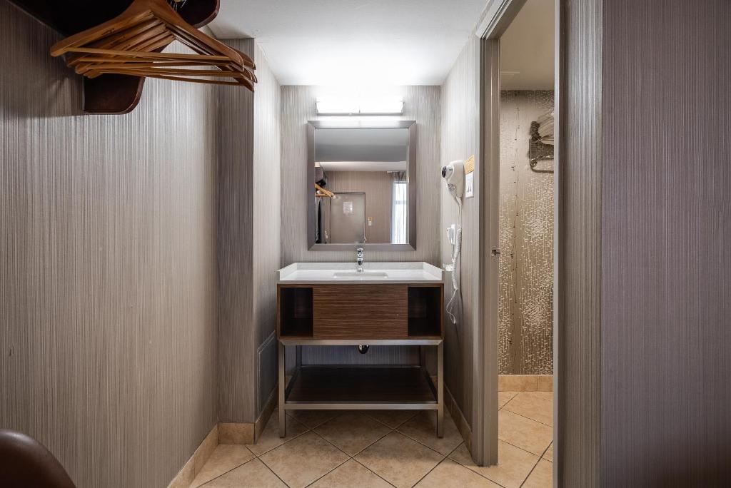 Postel nebo postele na pokoji v ubytování Monte Carlo Inn Toronto West Suites