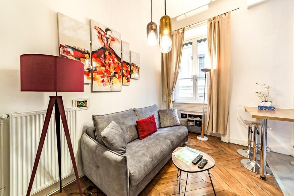 un salon avec un canapé et une table dans l'établissement Perfect to visit Lyon with family or friends AIL, à Lyon