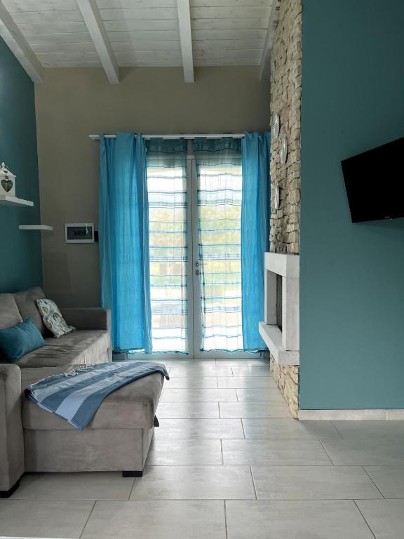 VILLA AUREA Apartment in Castiadas的电视和/或娱乐中心
