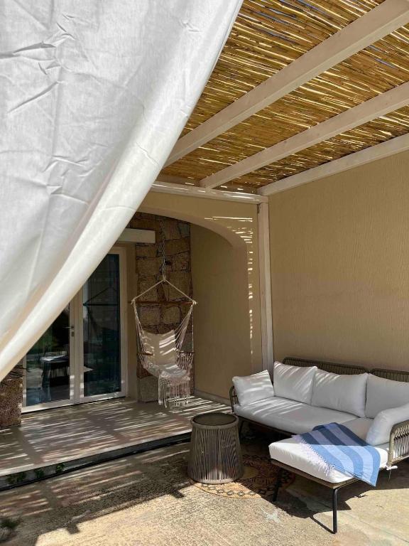 VILLA AUREA Apartment in Castiadas的休息区