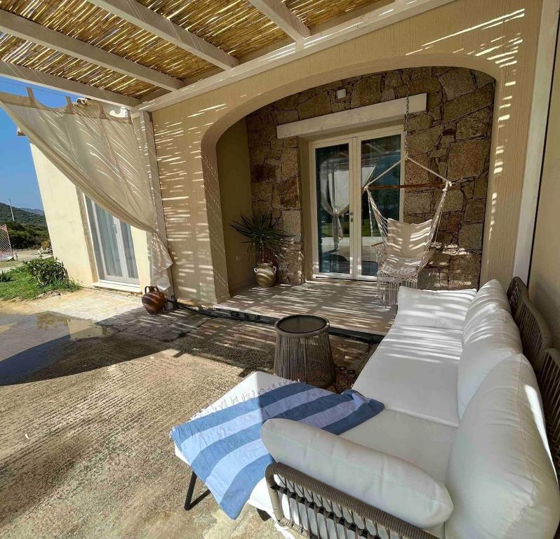 VILLA AUREA Apartment in Castiadas的休息区